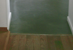 Piso gris natural microcemento con hidrolaqueado.