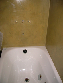 Pared de baño de microcemento con poliuretano